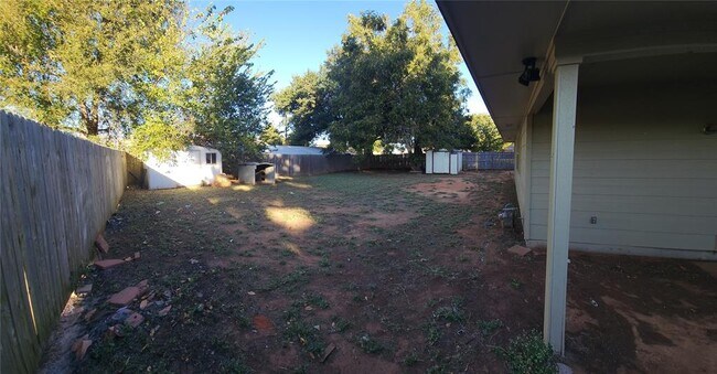 Building Photo - 807 S Jones Ln