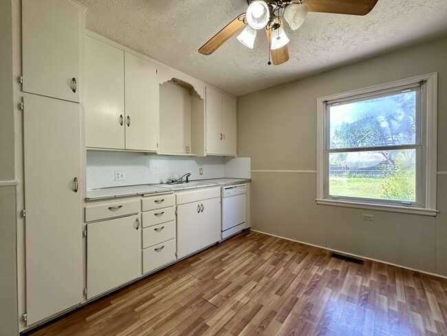 Building Photo - 2415 S Mosley