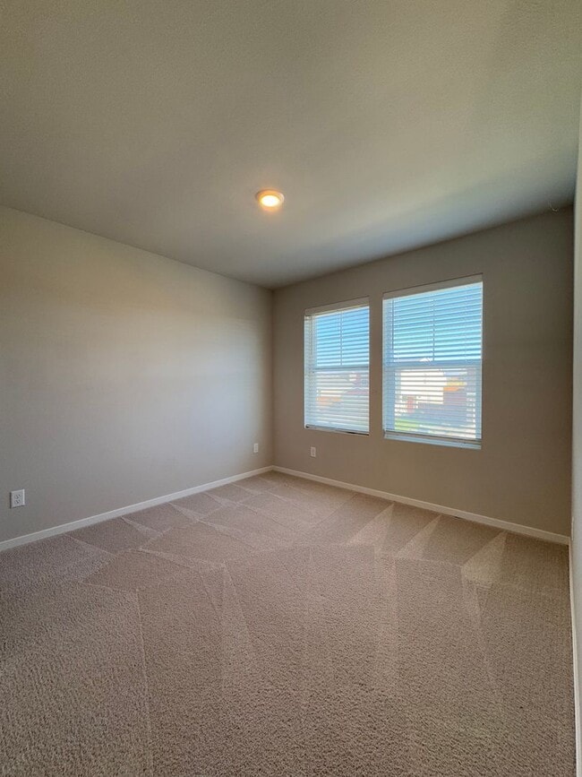 Building Photo - Spacious 4-Bedroom Home in a Great Neighbo...