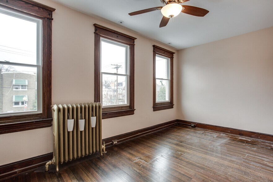 Master bedroom - 702 Ingraham St NW