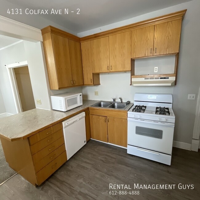 Building Photo - Nice 2 Bedroom! Laundry included, Off stre...