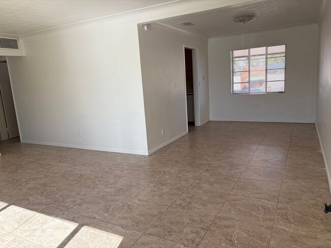 Building Photo - 3-bedroom, 2-bathroom home with large back...