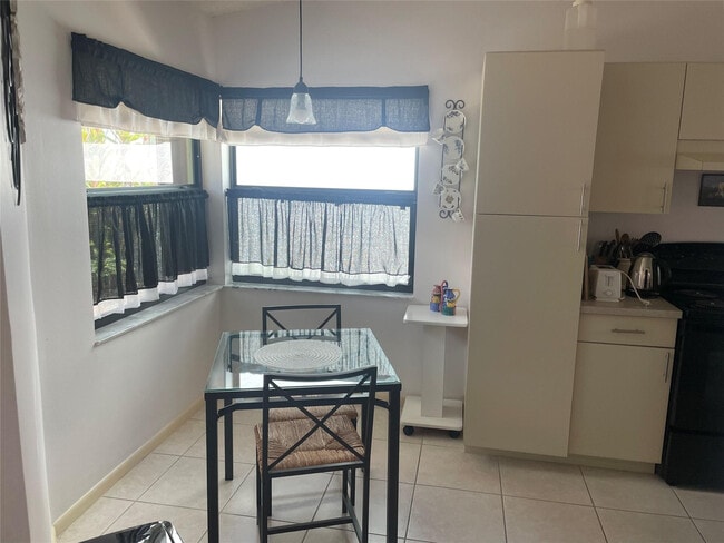 Building Photo - 5675 Northpointe Ln