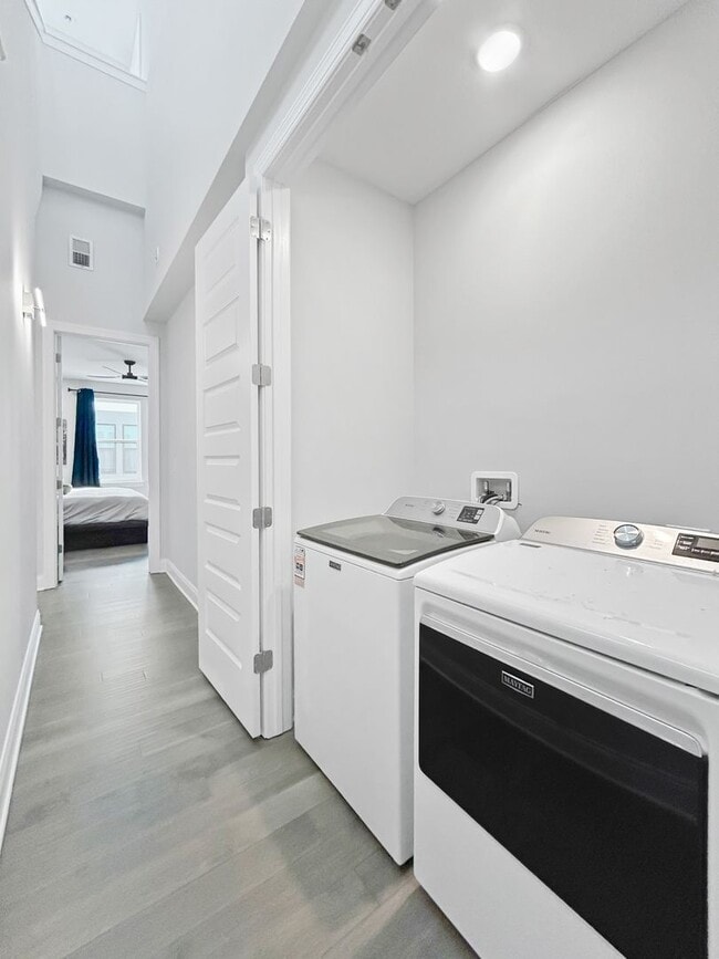 Building Photo - Stunning Townhome in the Heart of Tampa with Rooftop Terrace - 3beds|3.5bath