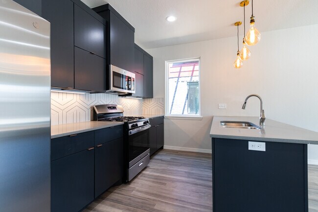 Two Story (3 bed/3.5 bath/1 car garage) - 406 38th St