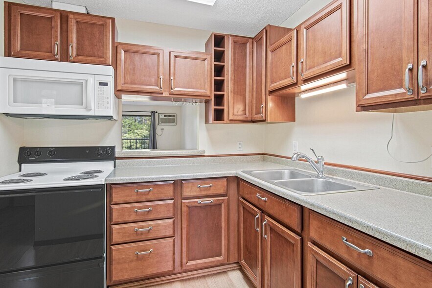 Building Photo - 1566 Millpond Ct