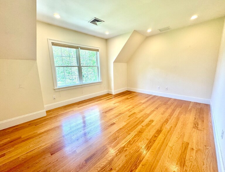 Building Photo - 5 Sollys Way