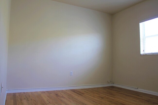 Building Photo - 651 Palm Dr