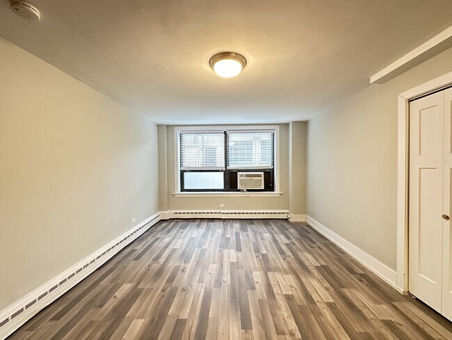 Building Photo - 450 W Wellington Ave