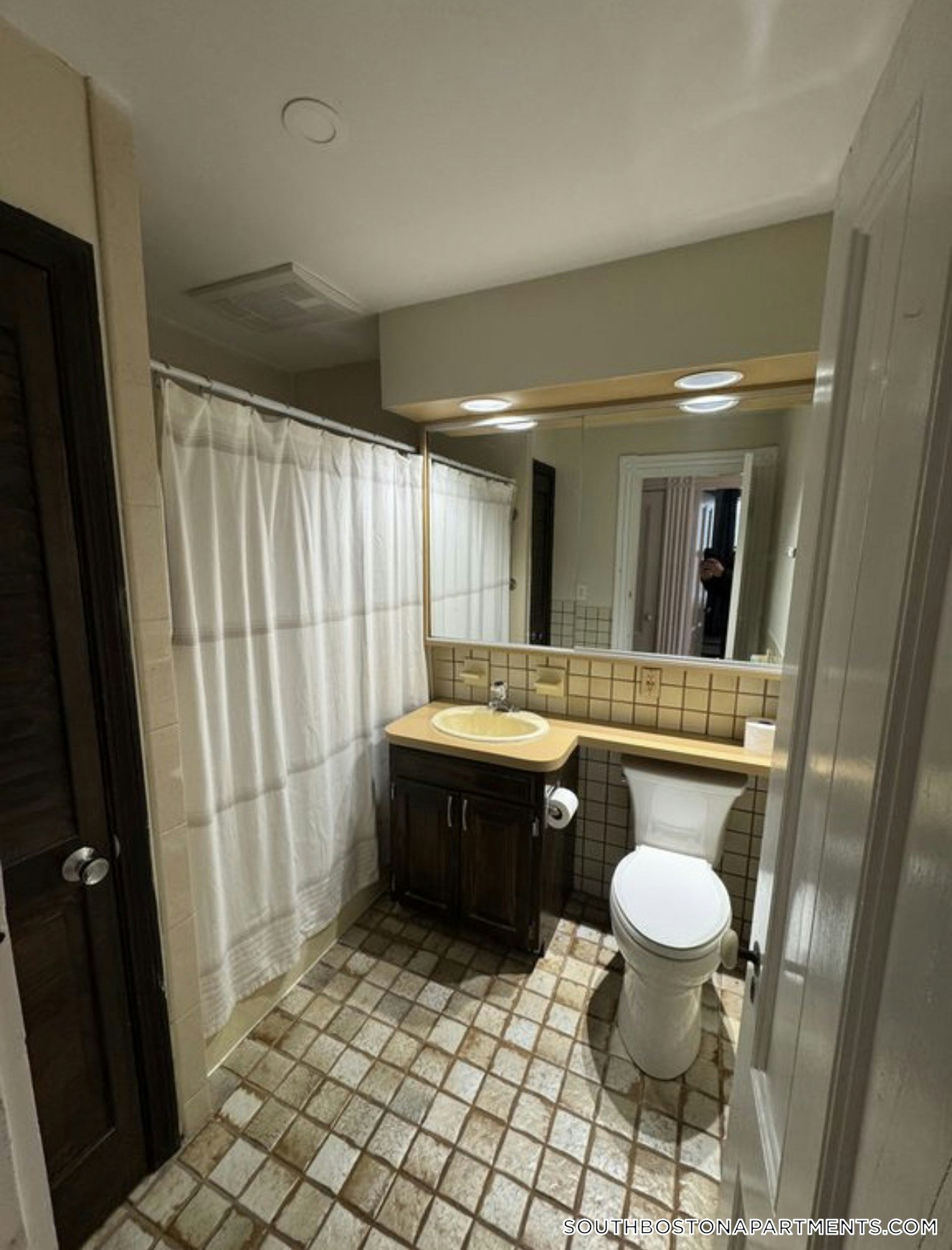 Building Photo - 883 E 4th St