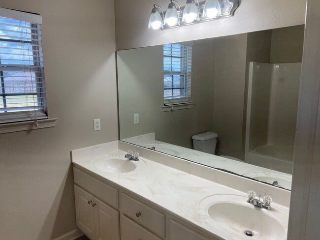 Building Photo - Charming 3 Bed 2 Bath Home