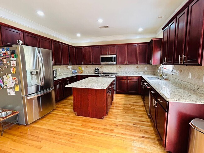 Building Photo - Incredible 4 bedroom/5 bath Tri-level home in Willoughby Park in NW Greensboro with finished base...