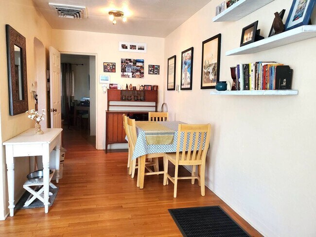 Building Photo - Super Cute, Fully Furnished! All Utilities Included (with WiFi)