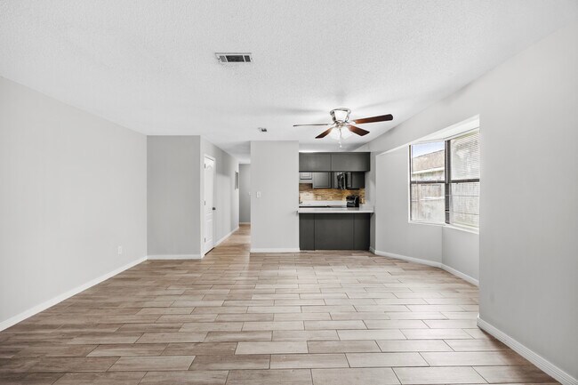 Building Photo - 3252 Cypress Ln