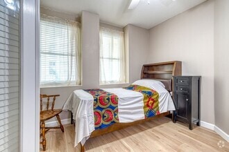 Building Photo - Updated 3 bedroom unit overlooking the Eas...
