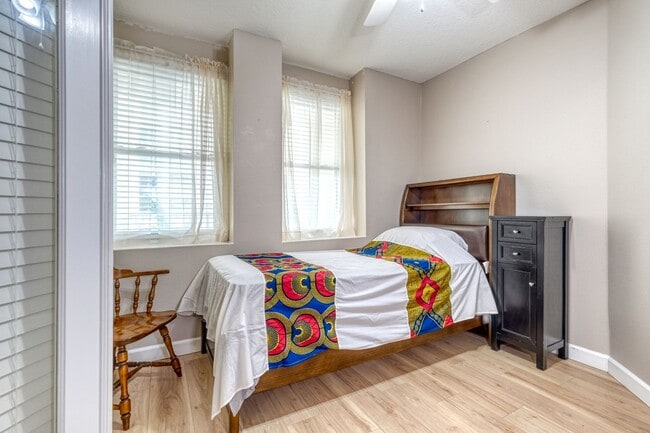 Primary Photo - Updated 3 bedroom unit overlooking the Eas...