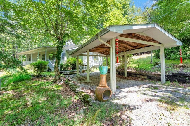 Building Photo - Peace & Beautiful 3BR House Near Rabun Gap...