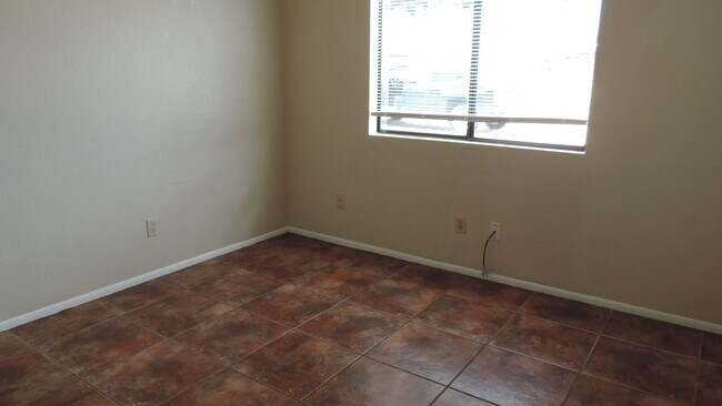 Building Photo - 3 bedroom 2 bath duplex