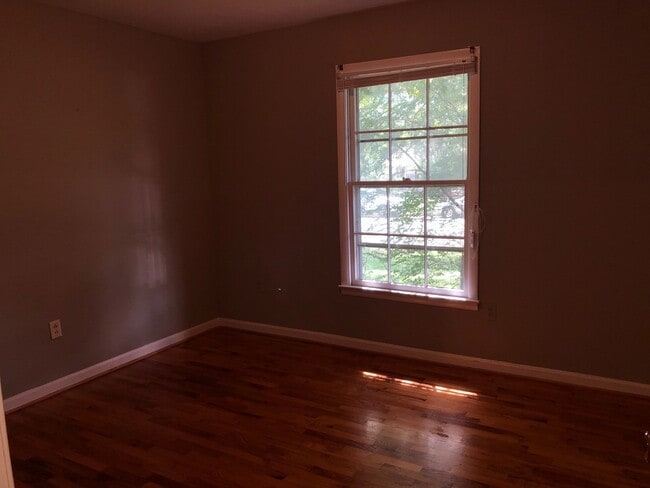Building Photo - Two Bedroom One Bath