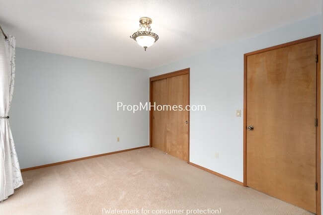 Building Photo - Spacious Four Bedroom Split-Level Home In Milwaukie!
