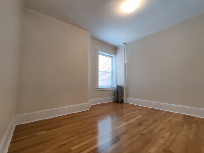 Building Photo - 2 Bedroom Split on Beacon St. No brokers F...