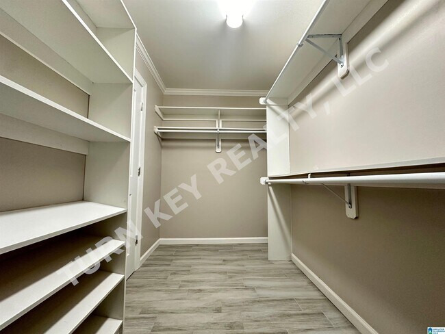 Building Photo - 417 Skyview Dr