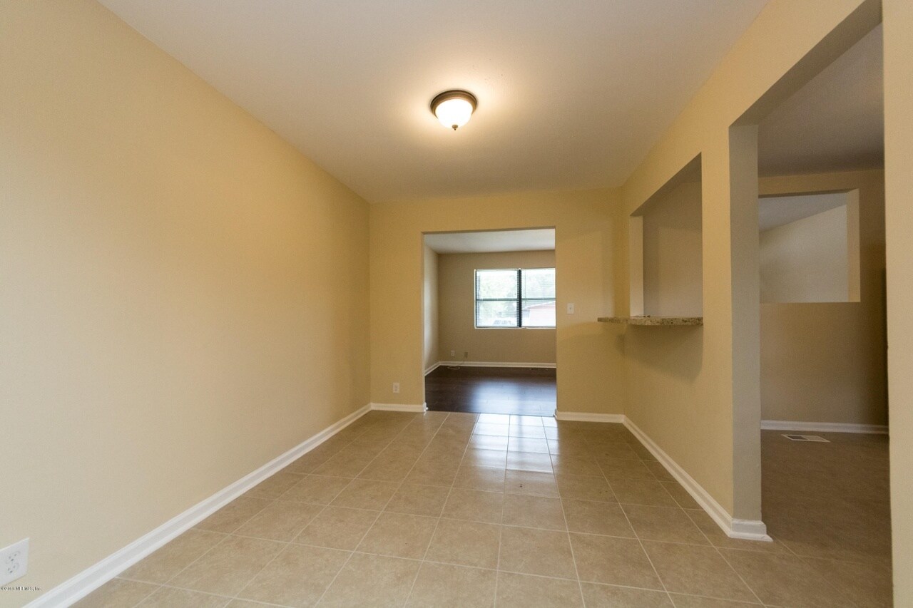 dining area - 3248 Shetland Rd W