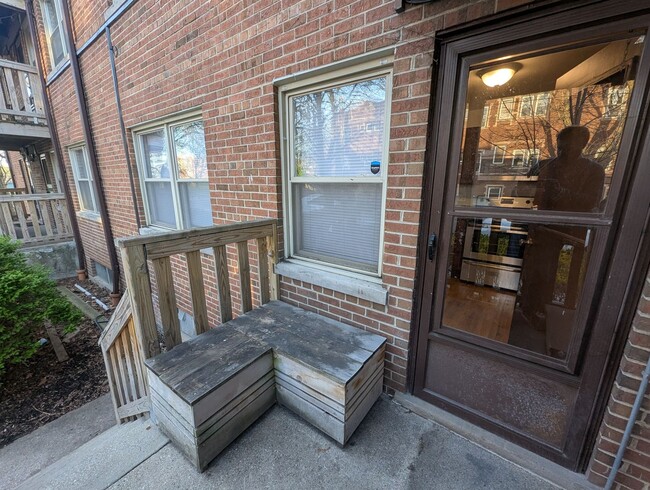 Building Photo - Ravenswood Renovated One Bedroom