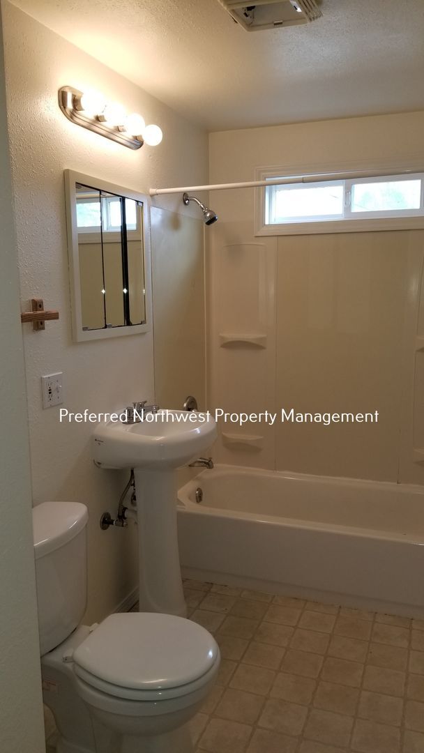 Building Photo - Newly Update 2 Bedroom House in River Road area