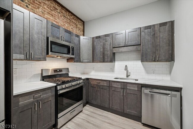 Building Photo - 28 W Main St