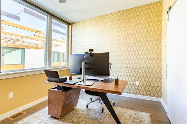 Building Photo - 2002 E 7th St