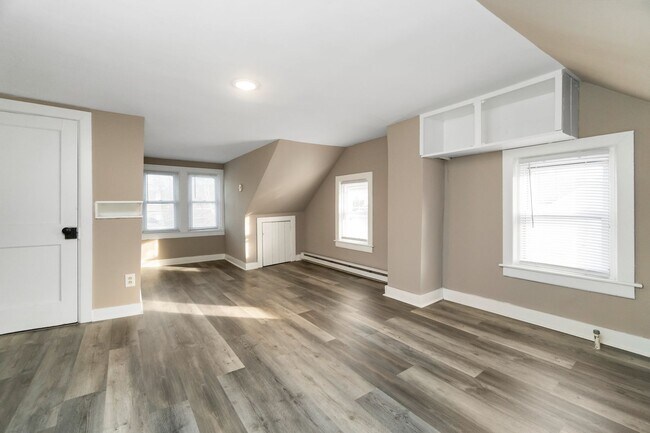 Building Photo - 458 Main St