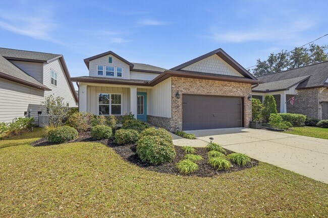 Building Photo - Stunning 4 Bedroom Home with Solar Energy & Private Pool!