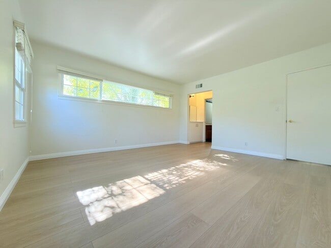 Building Photo - Stunning 4-Bedroom Home in Quiet North Hills