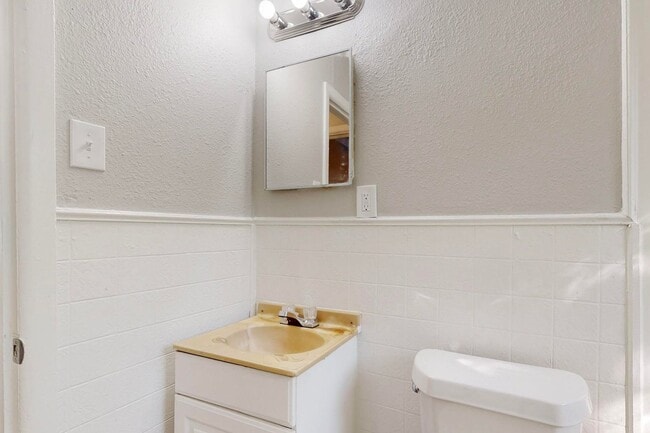 Building Photo - Charming 2-Bedroom Cottage with Big Backyard