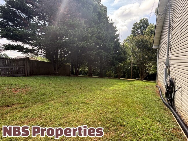 Building Photo - 119 N Clover Hill Ridge Rd