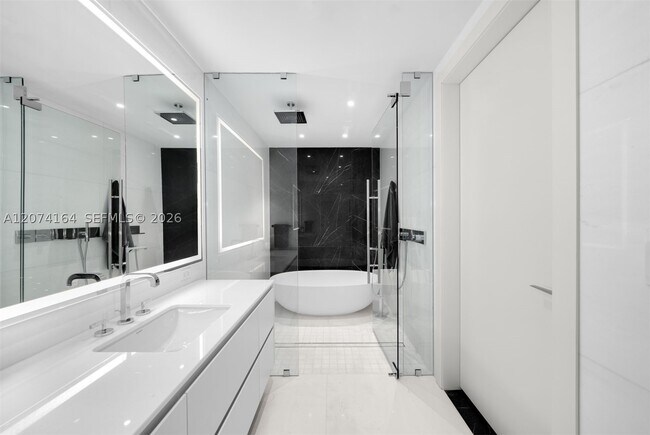 Building Photo - 300 S Biscayne Blvd