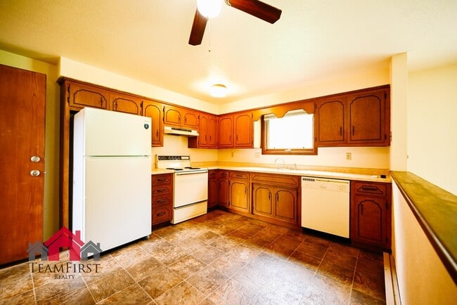 Building Photo - 488 S Good Hope Rd