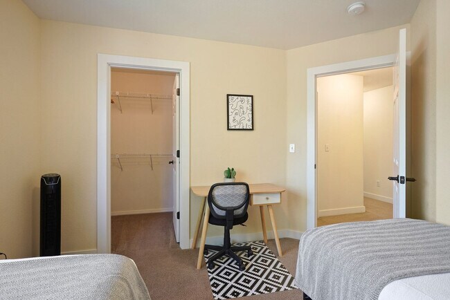 Building Photo - 1084 Golden Pheasant Dr