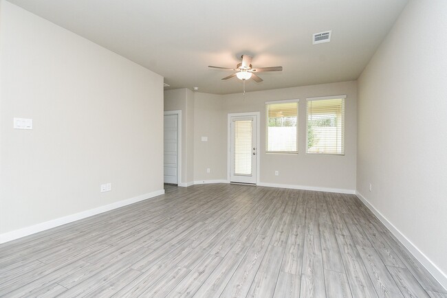 Building Photo - 2022 W Darlington Oak Ct