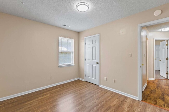 Building Photo - Affordable in the Heart of Jacksonville