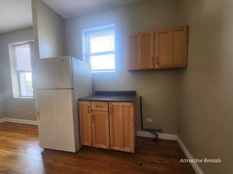 Building Photo - 1550 N Parkside Ave