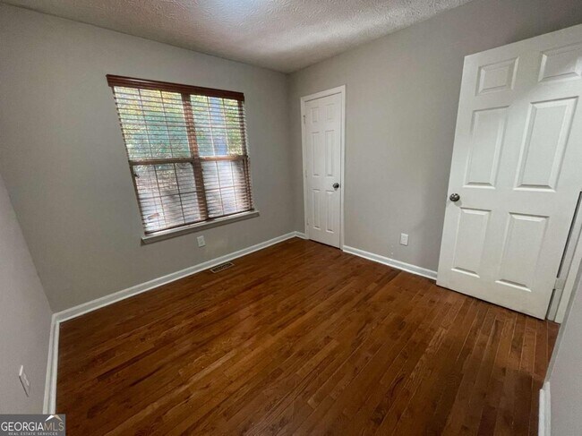 Building Photo - 3015 Cascade Manor Dr