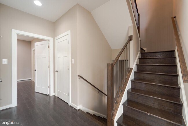 Building Photo - 10225 Hilltop Ascent Dr