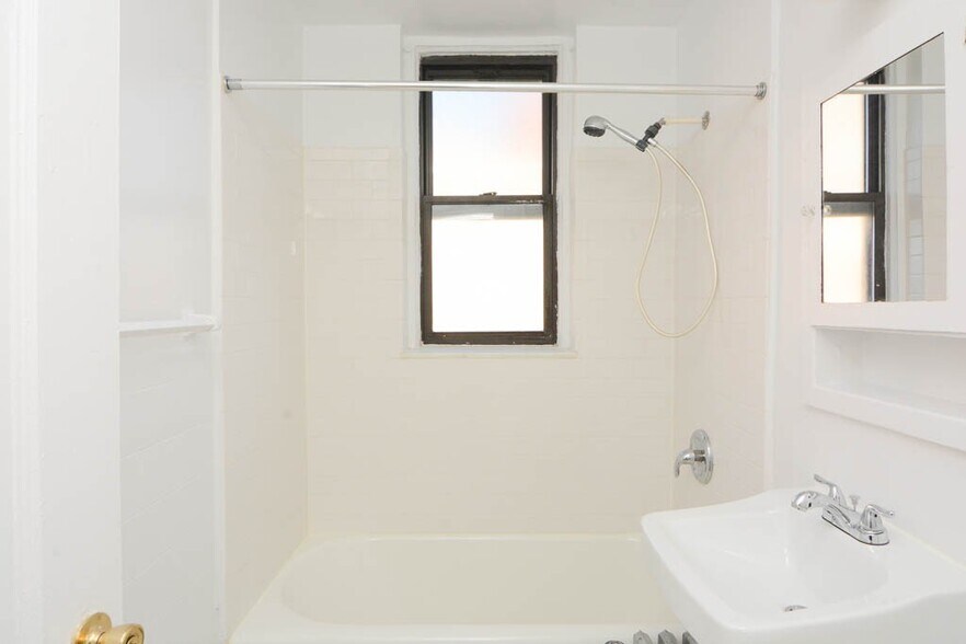 Building Photo - 3335 W Diversey Ave