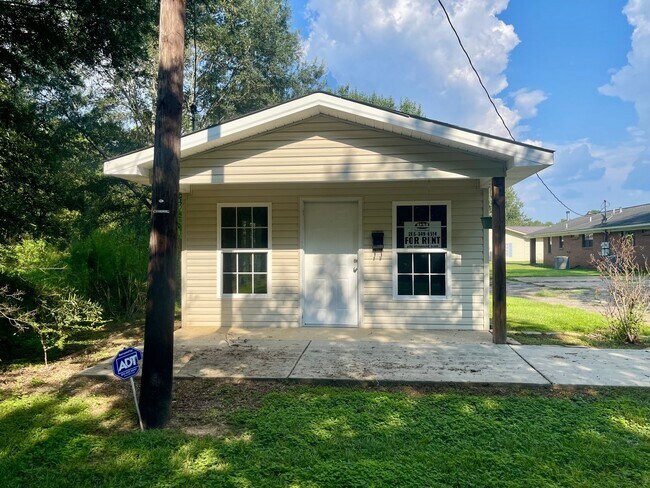 Primary Photo - Cute 1 Bed 1 Bath Home Available! Call to Schedule a Tour Today!