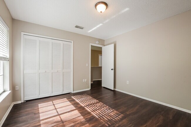 Building Photo - 985 Eagles Forrest Dr