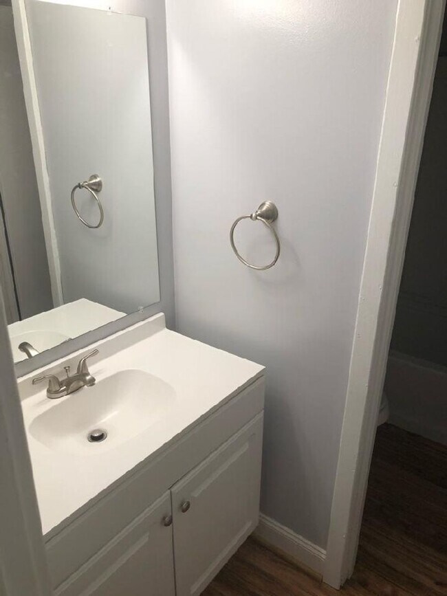 Building Photo - 2 bed condo for rent in the city near William and Mary College