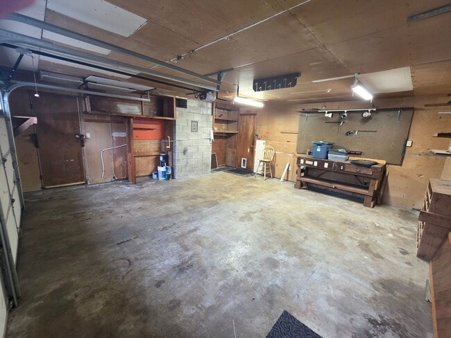 Building Photo - NE Tacoma "Retro" Rambler home - 3 bedroom plus den with 1 bathroom, 2 car garage, AC units - Ava...