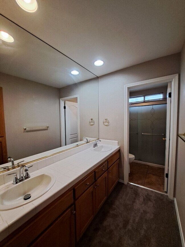 Building Photo - Comfortable 3BR Two-Story Home in Secure Fresno Community!